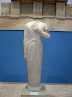 Akr 619. Άγαλμα Κόρης με χιτώνα και ιμάτιο. Μάρμαρο ναξιώτικο. Νησιωτικοιωνικό έργο γύρω στα 570 π.Χ.
