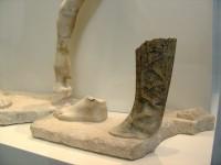 Akr 168. Τμήμα πλίνθου με άκρα πόδια αντρικής μορφής και άκρο ιματίου. Αρχές 5ου αιώνα π.Χ.