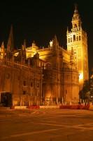 Ο Καθεδρικός Ναός της Σεβίλλης και ο πύργος La Giralda τη νύχτα