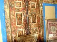 Αρχοντικό Νεραντζόπουλου: Διακοσμημένες πόρτες ντουλαπών και φωτογραφίες διάσπαρτες παντού