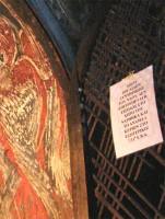 Αγία Παρασκευή: Ενημερωτικό σημείωμα στην είσοδο από τον κυρίως ναό στον Νάρθηκα