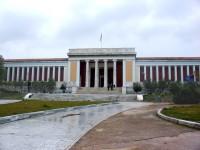 Αθήνα, Εθνικό Αρχαιολογικό Μουσείο: Πρόσοψη και χώρος μπροστά στην είσοδο μετά από μία μπόρα