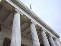 Αθήνα, Εθνικό Αρχαιολογικό Μουσείο: Κοιτώντας τη σημαία πάνω από την είσοδο