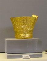 220. Χρυσό κύπελλο με έκτυπη διακόσμηση αψίδων. Τάφος ΙΙ.