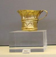 912. Gold cup decorated with repoussé arches. Grave VI.