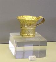 912. Gold cup decorated with repoussé arches (Photo taken from a higher point of view). Grave VI. 