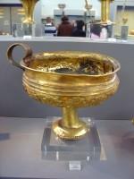 Εθνικό Αρχαιολογικό Μουσείο: Έκθεμα 351. Χρυσή κύλικα διακοσμημένη με έκτυπα άνθη. Μυκήνες, Ταφικός Κύκλος Α, Τάφος IV