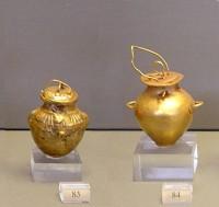83, 84. Χρυσοί αμφορίσκοι με πώμα, μικρά σκεύη που πιθανόν χρησιμοποιήθηκαν για τη φύλαξη καλλυντικών.