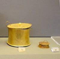 72, 85. Χρυσές πυξίδες με πώμα, μικρά σκεύη που πιθανόν χρησιμοποιήθηκαν για τη φύλαξη κοσμημάτων.