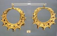 61. Χρυσά ενώτια (σκουλαρίκια) με περίτεχνη διακόσμηση συρματοπλεκτικής και κοκκίδωσης.
