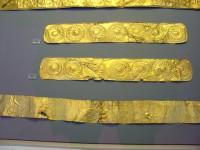 257-258. Χρυσές ζώνες ή τελαμώνες ξιφών με έκτυπη διακόσμηση ροδάκων και κύκλων. Τάφος IV.