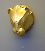 273. Gold rhyton made of hammered sheet metal in the shape of an impressive lion's head with distinctive details, such as the muzzle (which has a pouring hole) and mane. Grave IV.