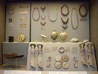 Εθνικό Αρχαιολογικό Μουσείο: Αίθουσα 4 / Ταφικός Κύκλος Α' / Εξωτικά αντικείμενα, Μυκήνες, 16ος αι. π.Χ. (Γενική φωτογραφία της Προθήκης)