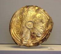 264. Gold foil lid with repoussé decoration; from a (wooden?) pyxis. Grave IV.