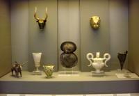 Εθνικό Αρχαιολογικό Μουσείο: Αίθουσα 4 / Ταφικός Κύκλος Α' / Τελετουργικά σκεύη-ρυτά από τους τάφους 4(IV) και 5(V), Μυκήνες, 16ος αι. π.Χ. (Γενική φωτογραφία της Προθήκης) 