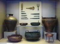 Εθνικό Αρχαιολογικό Μουσείο: Αίθουσα 4 / Ταφικός Κύκλος Α' / Χάλκινα σκεύη και εργαλεία από τους τάφους 3(III), 4(IV) και 5(V) , Μυκήνες, 16ος αι. π.Χ. (Γενική φωτογραφία της Προθήκης)