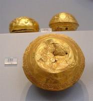 277. Sword pommel of gold. Tomb IV