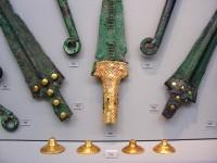 398, 407, 413, 435. Χάλκινα ξίφη τύπου Β, μερικά από τα οποία φέρουν χρυσή επένδυση στη λαβή διακοσμημένη με γραμμικά θέματα και σειρά επίχρυσων ήλων. Τάφος 4