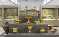 Αίθουσα 4 / Ταφικός Κύκλος Α' / Χρυσά και αργυρά επιτραπέζια σκεύη από τους Τάφους IV και V, 16ος αι. π.Χ. (Γενική φωτογραφία της δυτικής πρόσοψης της Προθήκης)