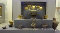 Αίθουσα 4 / Ταφικός Κύκλος Α' / Χρυσά και αργυρά επιτραπέζια σκεύη από τους Τάφους IV και V, 16ος αι. π.Χ. (Γενική φωτογραφία της ανατολικής πρόσοψης της Προθήκης)