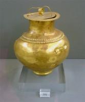 391. Small gold amphora with lid. Grave IV