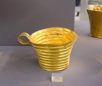 392. Gold cup with horizontal grooves. Grave IV