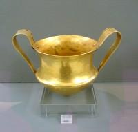 440. Gold kantharos with two tall handles. Grave IV