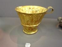 628. Gold cup decorated with arches. Grave V