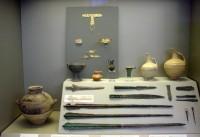 Εθνικό Αρχαιολογικό Μουσείο: Αίθουσα 4 / Ταφικός Κύκλος B' / Ευρήματα από τις ταφές των τάφων Α, Ζ, Η, Κ, Μυκήνες, 17ος-16ος αι. π.Χ. (Γενική φωτογραφία της Προθήκης)