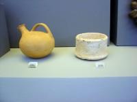 8596, 8594. Πήλινος ασκός και μαρμάρινη πυξίδα, κατάλοιπο της 3ης χιλιετίας π.Χ. από τις Κυκλάδες. Τάφος Ν