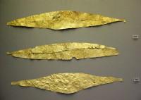 8599, 8600. Gold diadems with repoussé circles and spirals. Grave Nu
