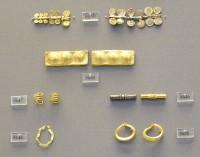 8640, 8648, 8650. Χρυσά πλακίδια με κύκλους, Χρυσά περιβραχιόνια και χάντρες από σπειροειδές έλασμα μαζί με άλλα αντικείμενα. Τάφος Ο