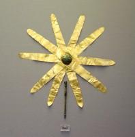 8643. Gold flower-shaped head of a bronze pin. Grave Omicron