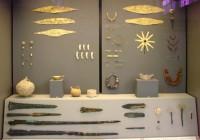 National Archaeological Museum: Gallery IV / Grave Circle B / Finds from the Male Inhumations in Grave Nu & the Female One in Grave Omicron, Mycenae, 17th-16th cent. BC (General Photo of Window)