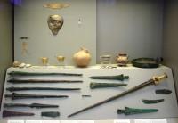 National Archaeological Museum: Gallery IV / Grave Circle B / Finds from Grave Gamma and Delta, Mycenae, 17th-16th cent. BC (General Photo of Window)
