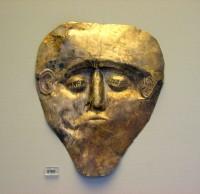 8709. Νεκρική προσωπίδα ανδρός από ήλεκτρο (κράμα χρυσού με άργυρο), η μοναδική του Ταφικού Κύκλου Β. Τάφος Γ