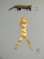 8702, 8707.  Ivory comb and a gold plaque of the 'knee-band' type. Grave Gamma