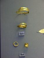 8627, 8628. Χρυσοί σφηκωτήρες (κοσμήματα κόμμωσης) και δακτύλιος. Τάφος Ξ.