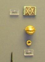 8631, 8629. Faïence pendant and and gold pin-heads. Grave Xi