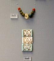 8673, 8680. Necklace beads made of semiprecious stones (8673-Grave M) and faïence plaques (8680-Grave Y).