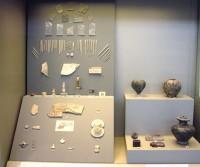 Εθνικό Αρχαιολογικό Μουσείο: Αίθουσα 4 / Οστέινα, γυάλινα και ελεφαντοστέινα αντικείμενα από την Ακρόπολη των Μυκηνών (Γενική φωτογραφία της Προθήκης)
