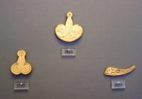1035, 2737, 3024. Cut-out plaques in the shape of a fish, a lily, a papyrus flower.