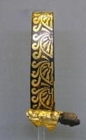 2874. Χάλκινη λαβή διακοσμημένη με χρυσούς ναυτίλους κατά την εμπίεστη τεχνική. 15ος- 14ος αι. πΧ