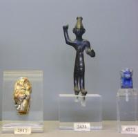 2511, 2631, 4573. Ειδώλιο γυμνής γυναικείας μορφής, χάλκινο ειδώλιο και αιγυπτιακό ειδώλιο πιθήκου από φαγεντιανή.