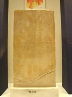 2591. Επιτύμβια ζωγραφιστή στήλη. Μάρμαρο πεντελικό. Βρέθηκε στην Αθήνα, στο αρχαίο νεκροταφείο του Κεραμεικού. Γύρω στα 420-400 π.Χ.