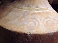 1049. Μαρμάρινη επιτύμβια λήκυθος με ζωγραφιστή διακόσμηση. . Άγνωστης προέλευσης. 420 - 410 π.Χ. Λεπτομέρεια από τα ανθέμια στον ώμο.