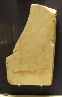 Δ 959. Θραύσμα πλάκας φατνώματος από τη διακόσμηση της οροφής ναού. Μάρμαρο λευκό. Βρέθηκε στο ναό της Αθηνάς στο Σούνιο. Γύρω στα 450 π.Χ. 