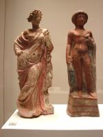 Πολύχρωμοι θεοί: 4. Ειδώλιο Αφροδίτης που στηρίζεται σε αγαλμάτιο χορεύτριας. Από τη Μύρινα. 2ος αι. π.Χ. (αρ. 4999)
