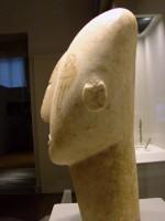 Αρ 3909. Μαρμάρινο κεφάλι αγάλματος φυσικού μεγέθους. Αριστούργημα της πρωτοκυκλαδικής πλαστικής από παριανό μάρμαρο. Αμοργός. Πρωτοκυκλαδική II περίοδος (Φάση Κέρου-Σύρου, 2800-2300) π.Χ.