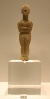 6140(19). Μαρμάρινο ειδώλιο γυναικείας μορφής του τύπου με διπλωμένα χέρια, παραλλαγή Σπεδού. Νάξος, Νεκροταφείο Φυρρογών. Πρωτοκυκλαδική Π περίοδος